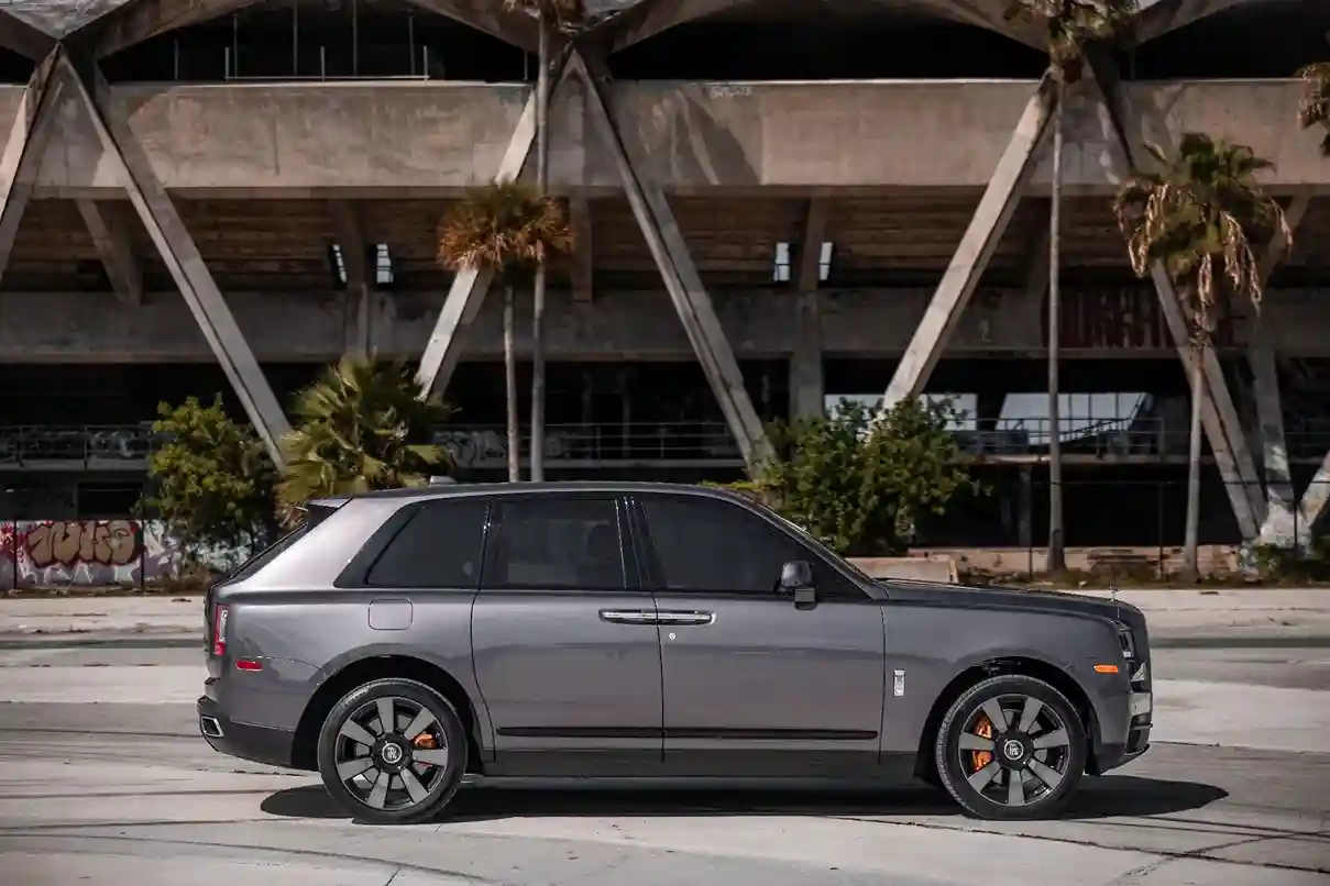 Rolls Royce Cullinan (Gray)