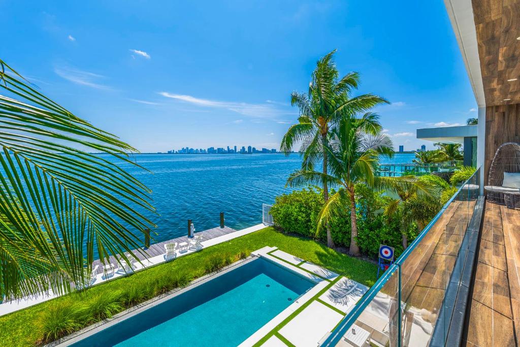 Rent villa in Miami
